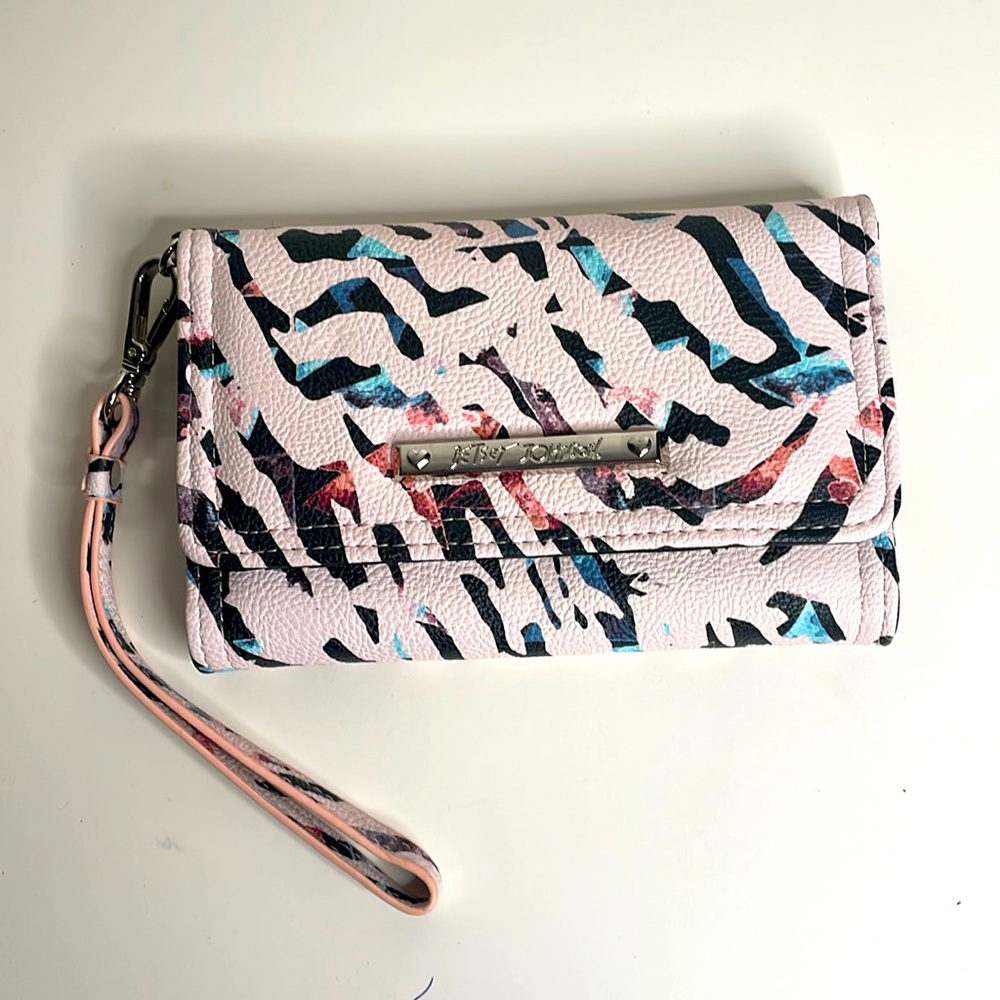Betsey Johnson Xocelly clutch tri-fold wallet wristlet in pale pink animal print